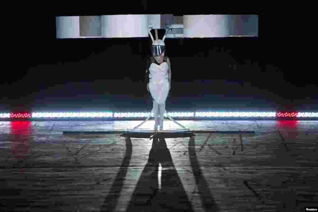 Ca sĩ Lady Gaga chuẩn bị bay lên trong chiếc váy &lsquo;bay&rsquo; Volantis tại một sự kiện quảng bá cho album mới &ldquo;ARTPOP&rdquo; của cô ở thành phố New York, ngày 10 tháng 11, 2013.