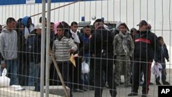 Des immigrants tunisiens arrivent en Italie, Lampedusa, 11 février 2011.