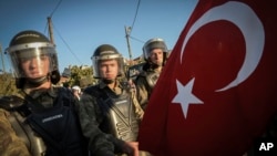 距離伊斯坦布爾不遠的西利夫里城: 安全部隊封堵通往法院的道路。