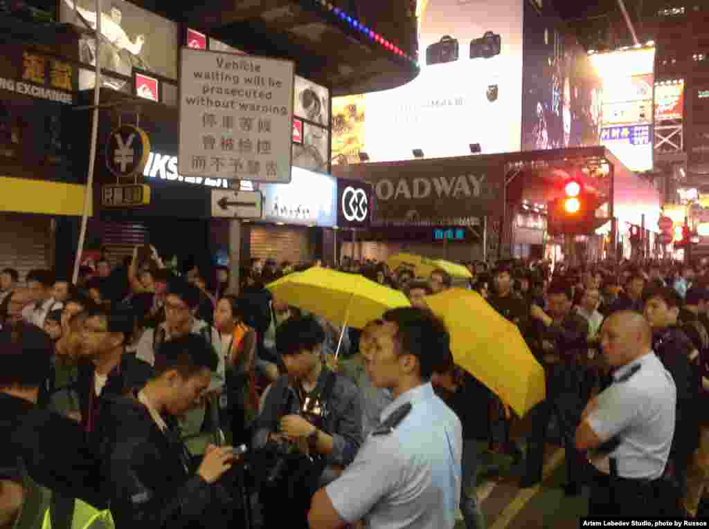 香港街头警民对峙数千人围观 (美国之音海彦拍摄)