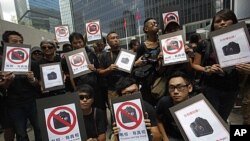 Photo journalists hold placards that read, 'Pictures tell the truth,' during a protest outside the government headquarters in Hong Kong, August 20, 2011 (file photo)