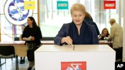 Lithuania's incumbent president, Dalia Grybauskaite, casts her ballot at a polling station during the first round of voting in presidential elections in Vilnius, Lithuania, May 11, 2014.