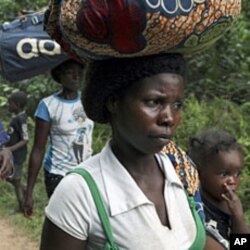 Masu gudun hijira daga kasar Ivory Coast zuwa kasar Laberiya.