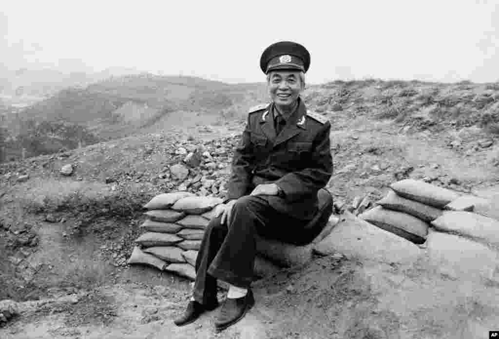 Đại Tướng Võ Nguyên Giáp tại Điện Biên Phủ. (Ảnh chụp ngày 4/5/1984). Tướng Giáp đã qua đời lúc 6 giờ chiều thứ sáu, ngày 4 tháng 10 năm 2013 tại một quân y viện ở Hà Nội, thọ 103 tuổi.