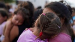 Miles de padres han llegado con sus hijos de brazos hasta la frontera de Estados Unidos esperanzados que les den asilo.