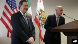 Jerry Brown, gobernador de California, der. se reunirá también con el ministro de relaciones exteriores de México, José Antonio Meade con quien sostuvo un encuentro en Sacramento la pasada semana para tratar la crisis de niños migrantes.