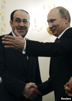 Russian President Vladimir Putin (R) welcomes Iraqi Prime Minister Nuri al-Maliki in his Novo-Ogaryovo residence outside Moscow, October 10, 2012.