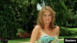 ARCHIVO - La recién nombrada Playboy Playmate del año, Karen McDougal, posa en los terrenos de la Mansión Playboy en Beverly Hills, California, el 29 de mayo de 1998.