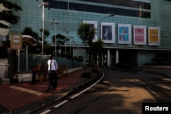 Seorang petugas keamanan berpatroli di sebuah mal yang tutup saat penerapan Pembatasan Sosial Berskala Besar (PSBB) untuk mencegah penyebaran wabah virus corona, di Jakarta, 11 April 2020. (Foto: Reuters)
