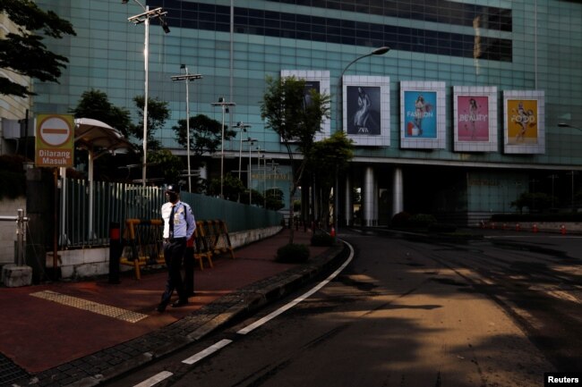 Seorang petugas keamanan berpatroli di sebuah mal yang tutup saat penerapan Pembatasan Sosial Berskala Besar (PSBB) untuk mencegah penyebaran wabah virus corona, di Jakarta, 11 April 2020. (Foto: Reuters)