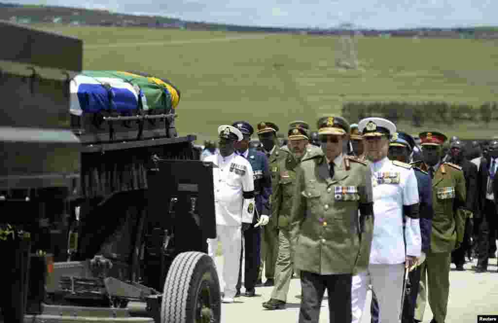 The coffin of former South African President Nelson Mandela is taken to the burial site in Qunu, South Africa, Dec. 15, 2013.&nbsp;