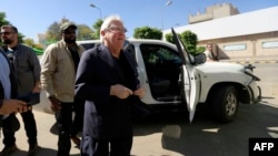 U.N. envoy to Yemen Martin Griffiths (C) arrives for a meeting with the President of the Huthi Revolutionary Committee, in the capital Sana'a, Nov. 24, 2018. 