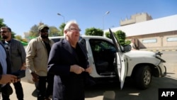 U.N. envoy to Yemen Martin Griffiths, center, arrives for a meeting with the President of the Huthi Revolutionary Committee, in the capital Sana'a, Nov. 24, 2018.