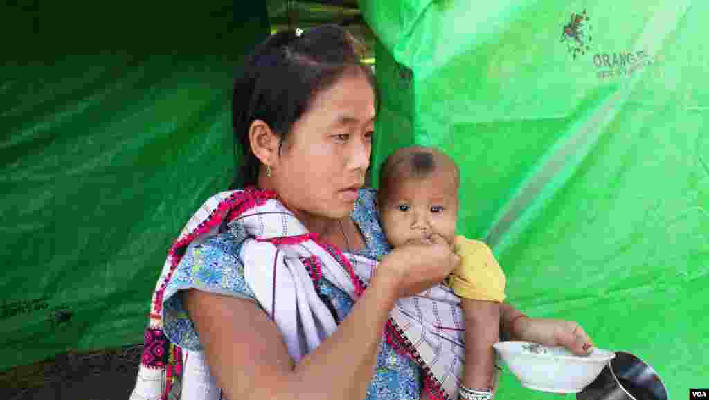 အထက္ျမတ္လွဲ စစ္ေရွာင္စခန္းရွိ ညီအမ