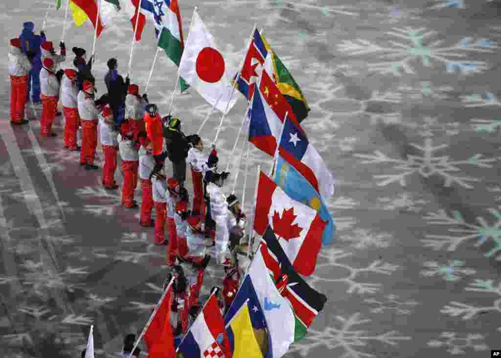 Para pembawa bendera berbagai negara menghadiri upacara penutupan Olimpiade Musim Dingin 2018 di Pyeongchang, 25 Februari 2018.