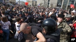 Hapšenje demonstranata na protestu protiv Putina u Moskvi