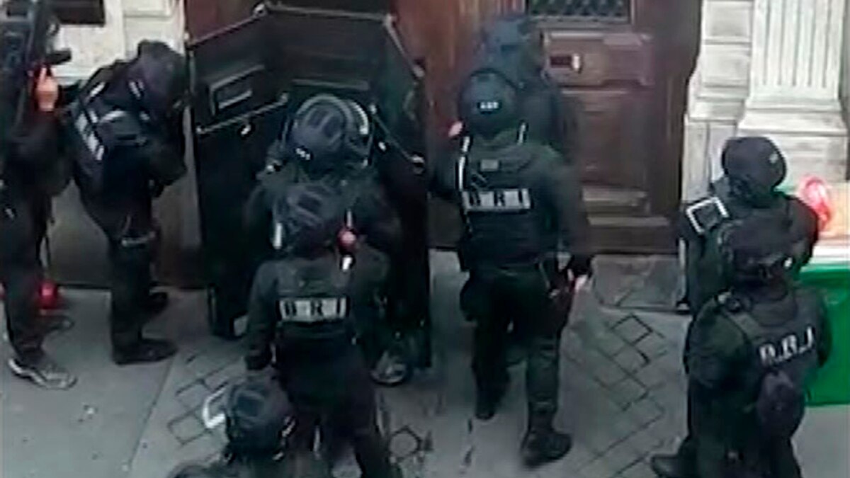 Police Surround Paris Building As Man Holds 2 Hostages