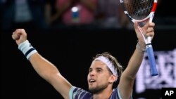 Dominic Thiem dari Austria melakukan selebrasi setelah mengalahkan petenis Spanyol Rafael Nadal pada pertandingan perempat final kejuaraan tenis Australia Terbuka di Melbourne, Australia, Rabu, 29 Januari 2020. (Foto: AP/Andy Wong)