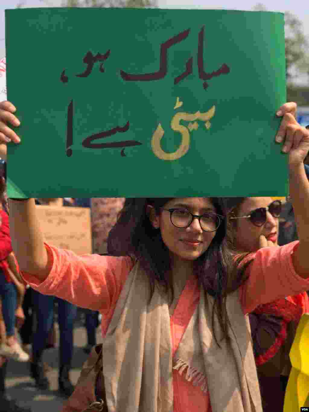 کئی طلبہ کتبوں کے ساتھ مارچ کا حصہ تھے۔