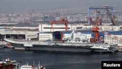 25일 중국 랴오닝 성의 다롄 항에서 취역한 중국 첫 항공모함 랴오닝 호.