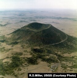 Capulin Mountain, a huge cinder cone which last erupted between 58,000 to 62,000 years ago, rises more than 300 meters above its base.