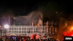سفارت عربستان در تهران در حمله گروهی از تندروها به آتش کشید شد.