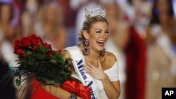 Mallory Hytes Hagan dari New York menerima penghargaan sebagai Miss America 2013, di Las Vegas (12/1).