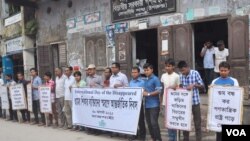 Human Rights group Odhikar activists and volunteers demonstrating against enforced disappearances, in Bangladesh's Rajshahi district, August 30, 2015. (S. Islam/VOA)