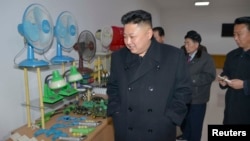 북한 김정은 국방위원회 제1위원장이 평양약전기계공장을 현지지도했다고, 지난 3일 조선중앙통신이 보도했다. (자료사진)