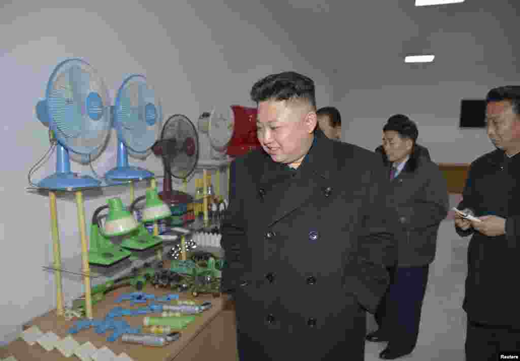 Lãnh đạo Bắc Triều Tiên Kim Jong Un quan sát trong chuyến đi thực tế một nhà máy ở Bình Nhưỡng.