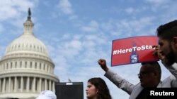 Sejumlah organisasi hak-hak perlindungan imigran berdemo di depan Kongres menuntut penetapan status perlindungan, Washington D.C, 9 September 2019. (Foto: Reuters)