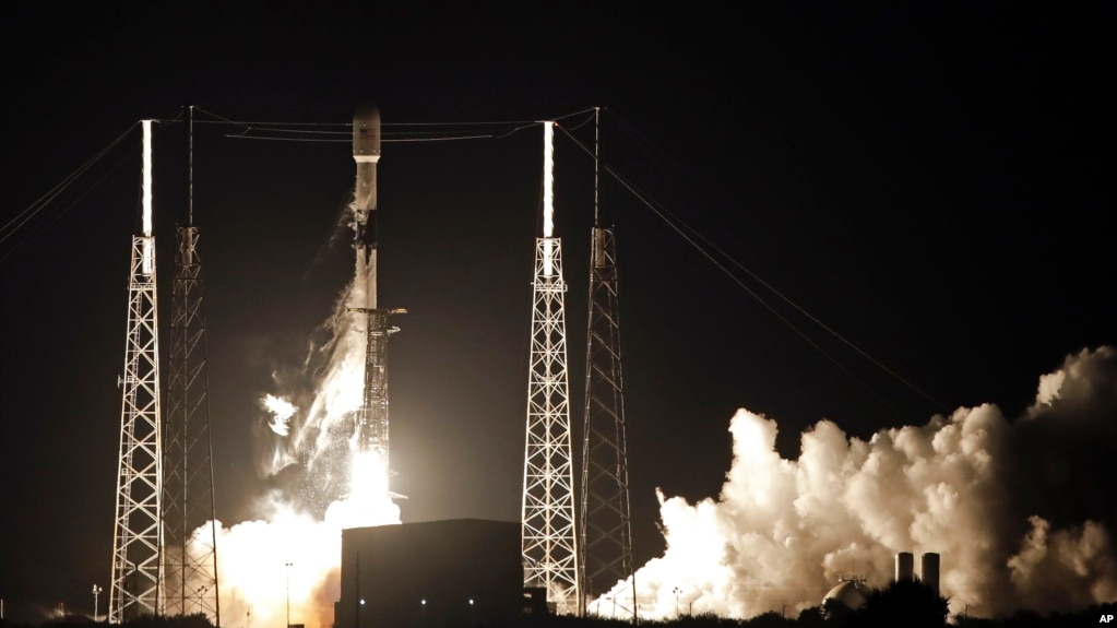 Tên lửa Falcon 9 của SpaceX mang 60 vệ tinh của mạng Starlink bay lên từ Cape Canaveral, 23/5/2019