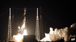Tên lửa Falcon 9 của SpaceX mang 60 vệ tinh của mạng Starlink bay lên từ Cape Canaveral, 23/5/2019