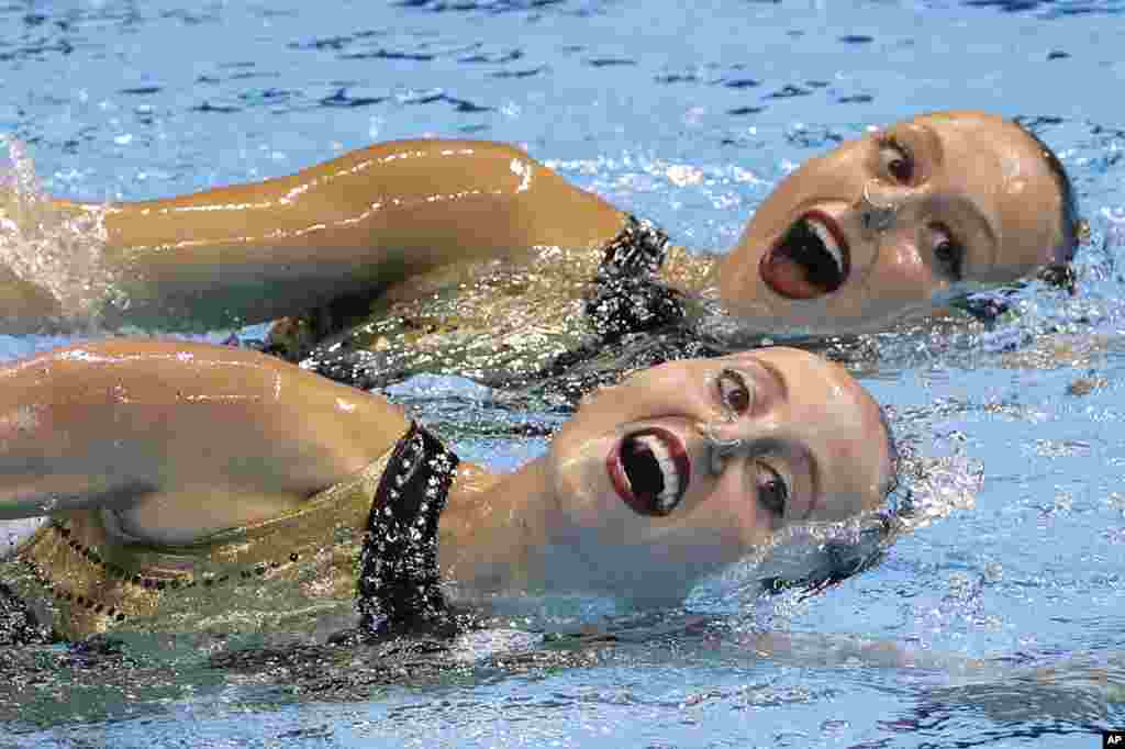 حواشی مسابقات جهانی شنا در کره جنوبی - این دو ورزشکار از اسپانیا، در حال شنا و رقص موزون در مسابقات کره جنوبی هستند.&nbsp;