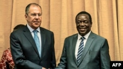 Le ministre russe des Affaires étrangères Sergueï Lavrov avec le président du Zimbabwe Emmerson Mnangagwa à Munhumutapa, Harare, le 8 mars 2018.
