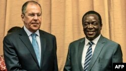 Gurukota rezvekunze kweRussia VaSergei Lavrov, nemutungamiri wenyika VaEmmerson Mnangagwa muHarare.