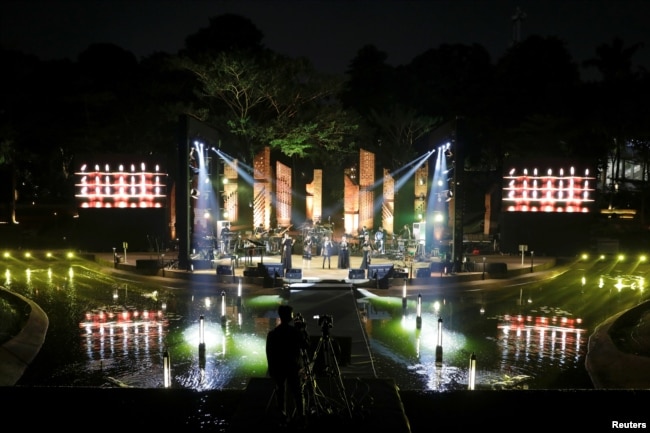 Grup musik "Rumpies" tampil dalam konser streaming online di Hutan Kota by Plataran, di tengah pandemi COVID-19, di Jakarta, 28 Mei 2021. (REUTERS/Willy Kurniawan)