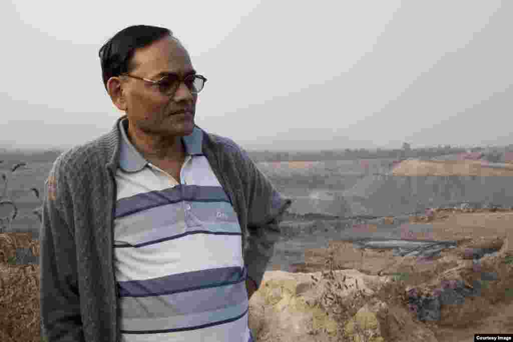 Ramesh Agrawal berhasil menghalangi pembangunan salah satu proyek usulan tambang batu bara terbesar di sebuah daerah yang sudah rusak akibat aktivitas pertambangan, seperti yang satu ini dekat daerah Raigarh, India. (Goldman Environmental Prize)