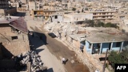 Các tòa nhà bị hư hại tại thị trấn Darat Azzah, phía tây của thành phố phía bắc Syria Aleppo, sau vụ đánh bom của lực lượng chính phủ, ngày 7/10/2015.
