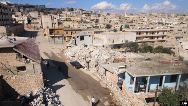 Edificios dañados en Darat Azzah, occidente de Aleppo, en el norte de Siria, luego de presuntos bombardeos de fuerzas del gobierno sirio. Octubre 7, 2015.