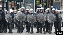 Policija spremna uoči održavanja desničarskih protesta u Briselu, 27. marta. 2016. 