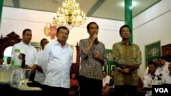 Jokowi dan Jusuf Kalla memberikan penjelasan usai pertemuan dengan Sultan Hamengkubuwono ke-10 di Yogyakarta (2/6).