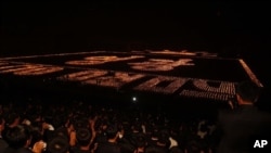 지난 2012년 청년절을 맞아 김일성광장에서 개최된 대규모 횃불 행진과 불꽃놀이 (자료사진)