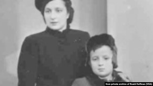 Роальд Гоффман з мамою, 1945 р. Фото з родинного архіву