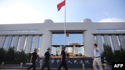 12일 테러용의자 3명의 재판이 진행된 중국 원난성 쿤밍시 중급인민법원 앞에서 경찰이 경계근무를 서고 있다.
