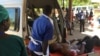 Transport sur civière d'une victime d'une attaque armée à Manica au Mocambique.