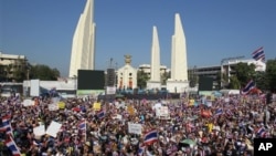 Puluhan ribu pendukung oposisi di Thailand melakukan unjuk rasa yang mengacaukan lalulintas di Bangkok Senin (13/1). 