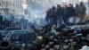 Украинские демонстранты укрепляют баррикады после провала переговоров