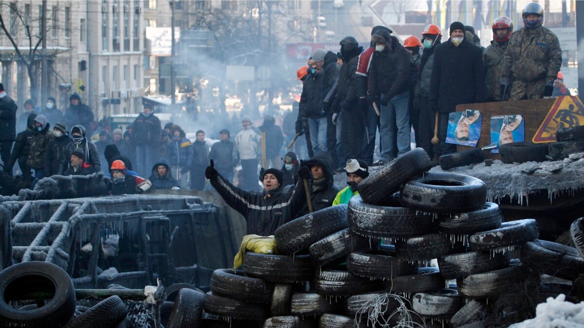 Пряма трансляция майдану. Горящие покрышки Евромайдан. Майдан горящие покрышки и Беркут.