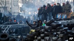 Demonstranti čuvaju barikade suočeni sa specijalcima u Kijevu, 24. januara 2014. 